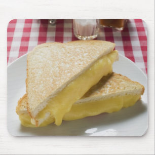 Mousepad Sanduíches brindados do queijo na placa, vinagre,