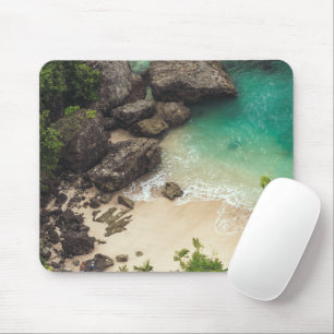 Mousepad Sandy Beach Cove com Árvores Verdes, Rochas e Oce