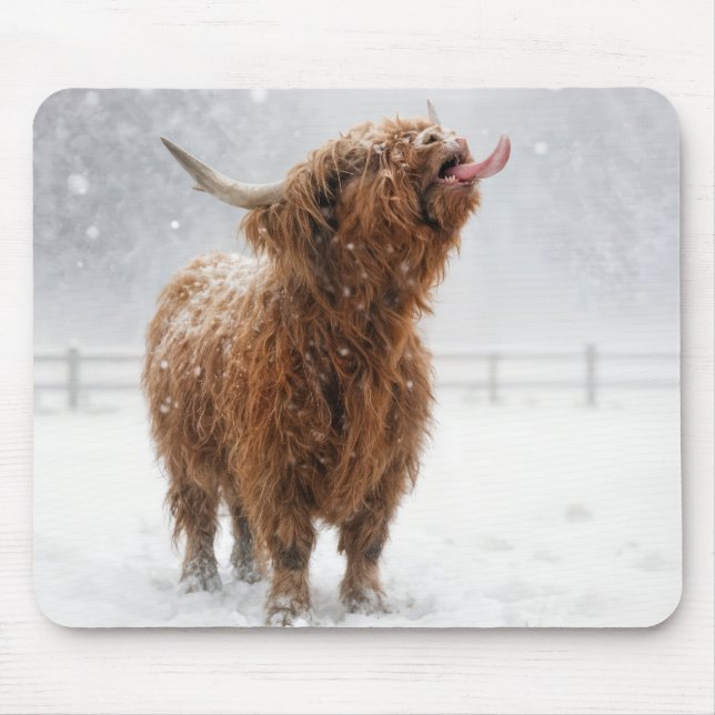 Mousepad Scottish Highland Cow Licking Snowflakes (Frente)