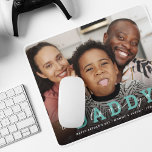 Mousepad Script de Fotografia Personalizado Moderno 'Nós Te<br><div class="desc">Crie seu próprio tapete do mouse para pai como um presente de aniversário ou Dia de os pais. Este design moderno apresenta uma foto paisagística de sua escolha, uma camada escura na parte inferior com PAI de texto ousado combinado com o elegante roteiro branco 'nós te amamos' no topo. Personalize...</div>