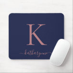 Mousepad Script Monograma Dourado Azul Rosa Marinho Moderno<br><div class="desc">Rosa Elegante Moderno Rosa Dourada Script Monograma em um mouse azul marinho chic. Fácil de personalizar com seu próprio nome e detalhes. Perfeito para o seu estilo de vida moderno minimalista,  mas luxo! Entre em contato conosco em cedarandstring@gmail.com se precisar de assistência com o design ou produtos correspondentes.</div>