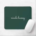 Mousepad Script Verde Esmeralda | Na moda Monograma Moderno<br><div class="desc">Um simples na moda de design de monograma personalizado em um manual casual,  em verde-esmeralda e branco monocromáticos impressionantes. O monograma pode ser facilmente personalizado para fazer um design tão único quanto você! O presente ou acessório perfeito para qualquer ocasião.</div>