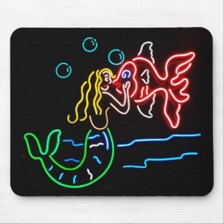 Mousepad Sereia que beija peixes no néon