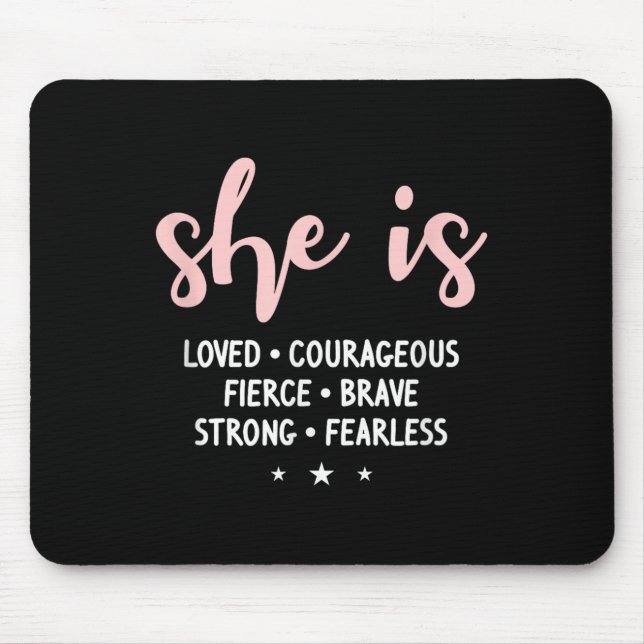 Mousepad She Is Loved Courageous Fierce Brave Strong Fearle (Frente)