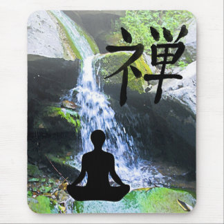 Mousepad Silhueta Meditating pela cachoeira