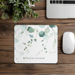 Mousepad Simples personalizado com o Eucalipto Verde de Ver<br><div class="desc">Neste verão a folha verde de eucalipto personalizada simples mouse pad é o presente perfeito para um colega ou amigo. A design apresenta lindas folhas de eucalipto verde pintadas manualmente,  inspirando encanto natural.</div>