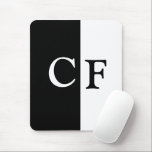 Mousepad Sinais personalizados em metades pretas e brancas<br><div class="desc">Preto e branco mete as iniciais personalizadas design de texto simples minimalista.</div>