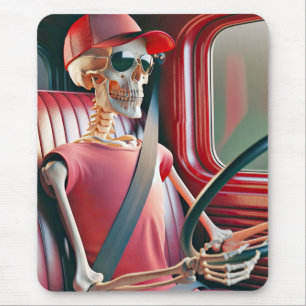 Mousepad Skeleton dirigindo um caminhão vermelho