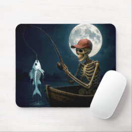 Mousepad Skeleton Fisheries em um barco-arremesso de madeir