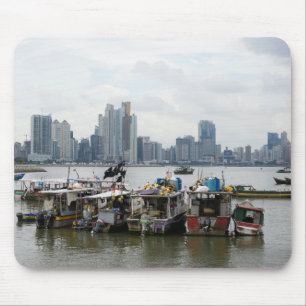 Mousepad Skyline da Cidade do Panamá com barcos de pesca
