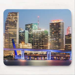 Mousepad Skyline iluminada de Miami do centro no crepúscul
