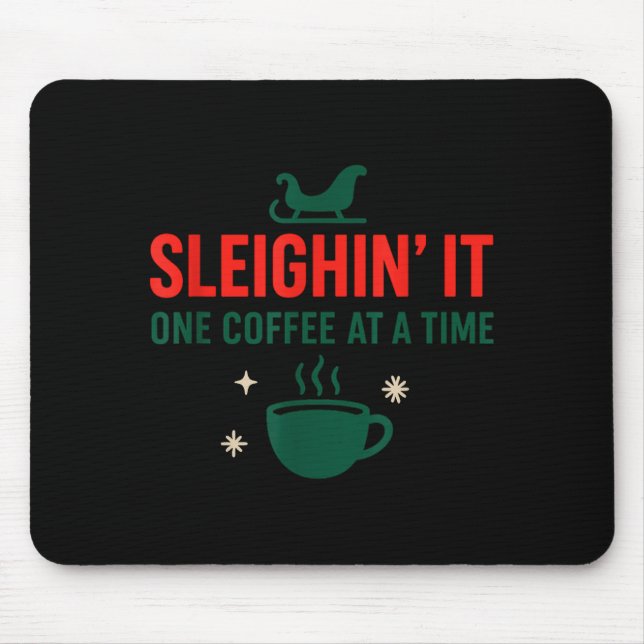 Mousepad Sleighin' It One Coffee At A Time _ Funny Christma (Frente)
