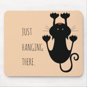 Mousepad Só pendurado ali um desenho de um gato preto, um