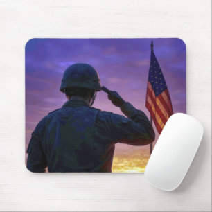 Mousepad Soldado Saudando a Bandeira Americana ao Amanhecer