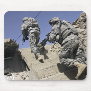Mousepad Soldados que funcionam acima a escadaria de uma