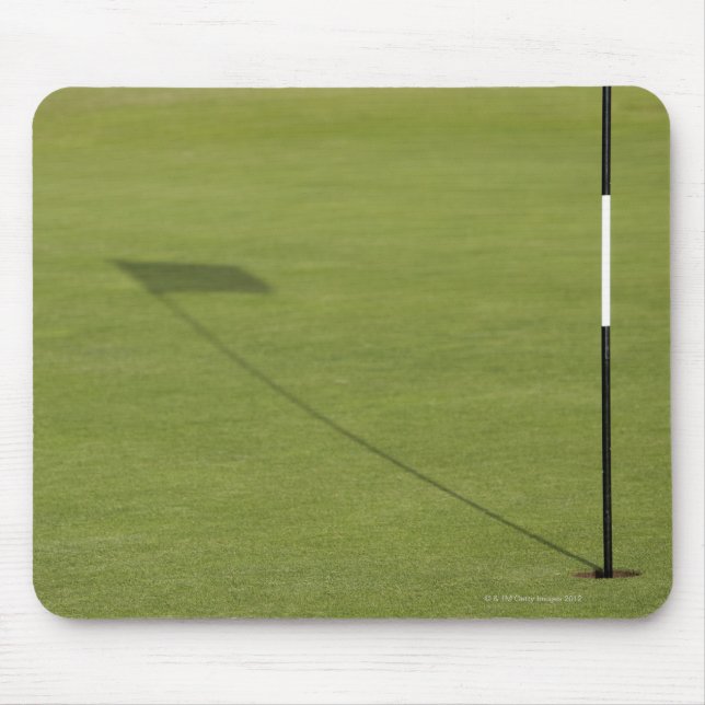 Mousepad sombra da bandeira de golfe no campo de golfe verd (Frente)