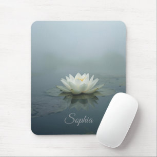Mousepad Sonho Tranquilo – Lírio de Água Branco na Névoa da