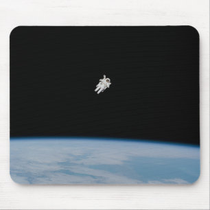 Mousepad Spacewalking do astronauta da NASA acima da terra