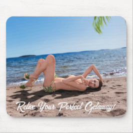 Mousepad Spring Break Girl deitada em Sandy Beach