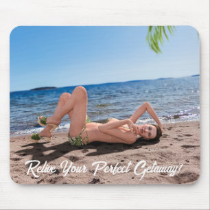Mousepad Spring Break Girl deitada em Sandy Beach