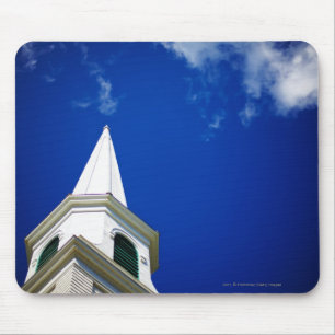 Mousepad Steeple da igreja de Nova Inglaterra com um céu d