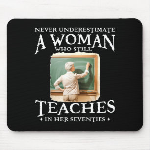 Mousepad Subestimar mulher que ensina aos setenta e poucos