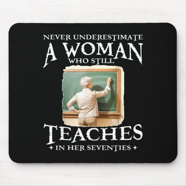 Mousepad Subestimar mulher que ensina aos setenta e poucos  (Frente)