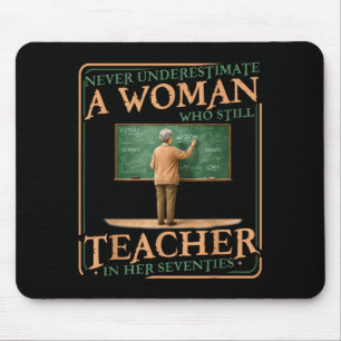Mousepad Subestimar mulher que ensina aos setenta e poucos