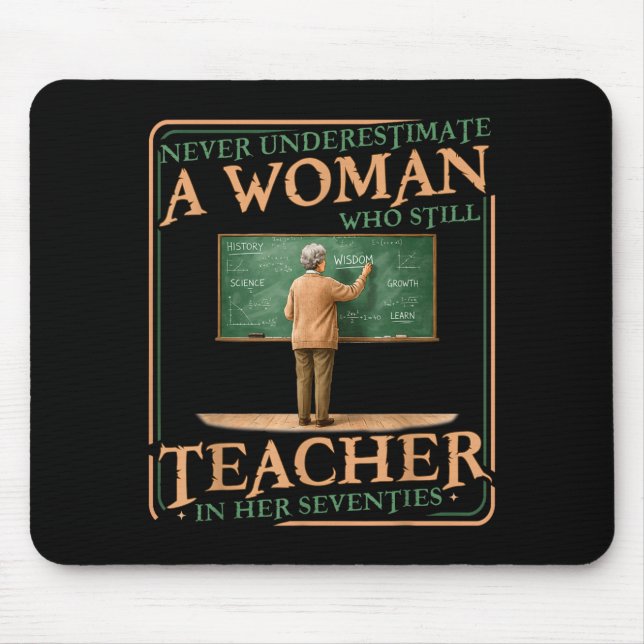 Mousepad Subestimar mulher que ensina aos setenta e poucos  (Frente)