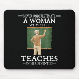 Mousepad Subestimar uma Mulher que Ensina aos Setenta Anos