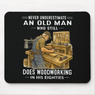 Mousepad Subestime um velho que faz marcenaria