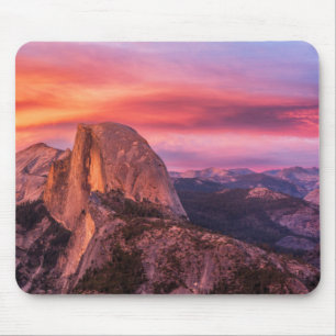 Mousepad Sun que ajusta-se sobre uma paisagem rochosa