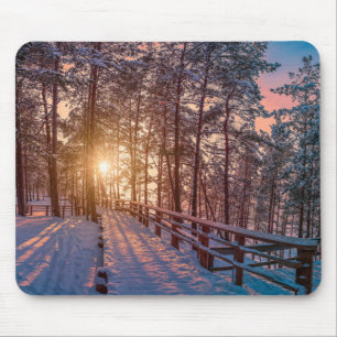 Mousepad Sunset na floresta de pinheiros com neve com raio