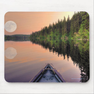 Mousepad Super Lua sobre o Lago de uma Canoa em Twilight