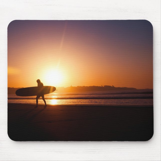 Mousepad Surfer com surfboard na praia no Sunset (Frente)