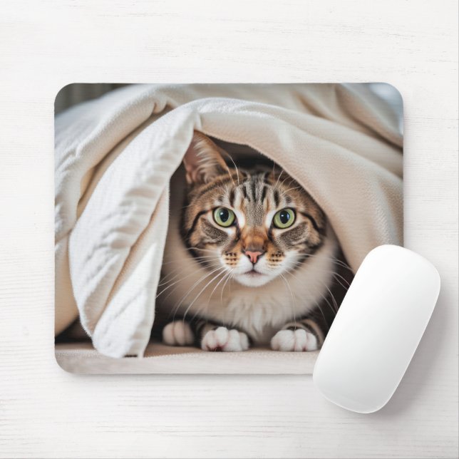 Mousepad Tabby Cat Escondendo-se sob um cobertor (Com mouse)