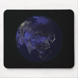 Mousepad Terra completa na noite que mostra luzes da cidade