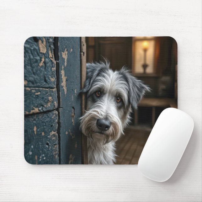 Mousepad Terrier espiando uma porta antiga (Com mouse)