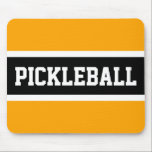 Mousepad Texto de PICKLEBALL do Bloco desportivo - Listras<br><div class="desc">Este design de diversão apresenta grandes letras esportivas dentro a uma faixa preta larga destacada com listras brancas em um fundo amarelo brilhante ouro. As cores e o texto PICKLEBALL neste design de modelo podem ser personalizados.</div>