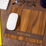 Mousepad Textura de madeira de mogno de luxo e couro castan<br><div class="desc">Textura de madeira de mogno de luxo e uma faixa de textura de couro marrom com um nome personalizado.</div>