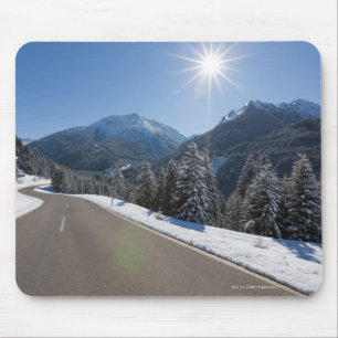 Mousepad Thrugh vazio idílico da estrada uma paisagem do