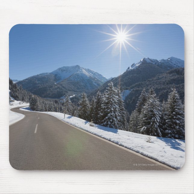 Mousepad Thrugh vazio idílico da estrada uma paisagem do (Frente)