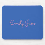 Mousepad Tipografia Simples em Rosa e Azul Personalizada<br><div class="desc">Um design simples e bonito de seu nome em um estilo divertido de tipografia em rosa milenar sobre um fundo azul cobalto.</div>