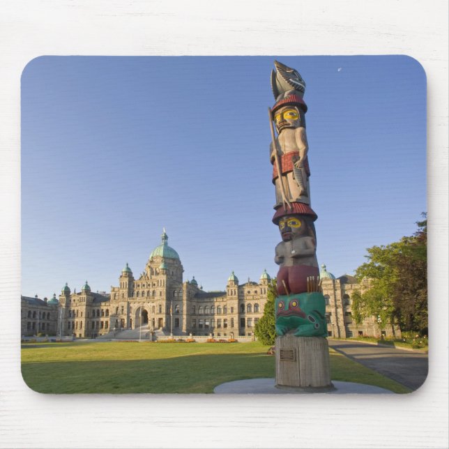 Mousepad Tótem na frente do edifício do Parlamento em (Frente)