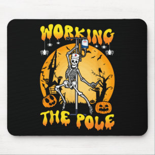Mousepad trabalhando no esqueleto engraçado da enfermeira d