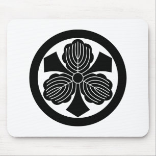 Mousepad Três folhas do carvalho com as espadas no círcul