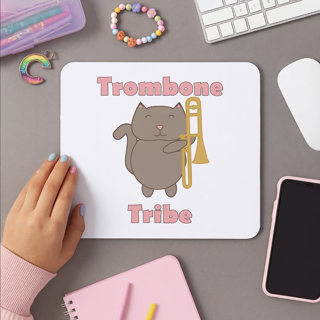 Mousepad Tribo do Trombone Gatinho Kawaii Letras Rosa (A mouse pad with a cute cat holding a trombone and the words trombone tribe in pink.)