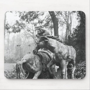 Mousepad Tritons que preparam dois cavalos do sol dentro