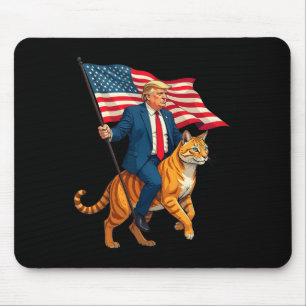 Mousepad Trump Dirigindo Um Gato Segurando Bandeira America