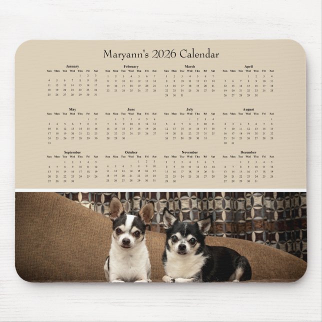 Mousepad Two Adorable Chihuahuas on a Sofa – 2026 Calendar (Frente)